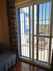 レタマルにあるCasa Cabo de Gataのバルコニーの景色を望む窓付きの客室です。