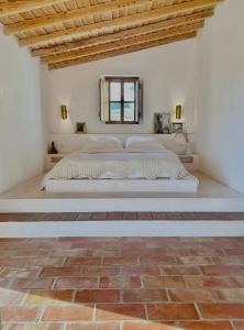 una camera bianca con un grande letto con finestra di Caso no Campo - Stunning Home By The Sea a Colares