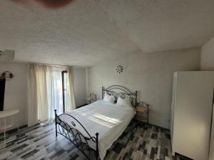 a bedroom with a large bed with white sheets at Vila Kalypso in Schitul