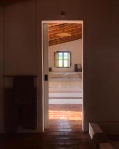 una porta che conduce a una camera con letto di Caso no Campo - Stunning Home By The Sea a Colares