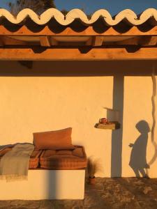l'ombra di una persona in piedi accanto a un letto di Caso no Campo - Stunning Home By The Sea a Colares