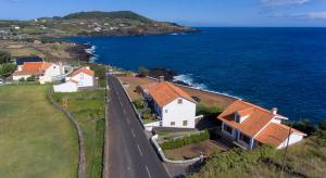 una vista aérea de una casa junto al océano en Casa da Salga, en Angra do Heroísmo