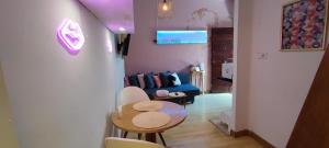uma sala de estar com uma mesa e um sofá em Mini Loft en Calle Amparo em Madrid