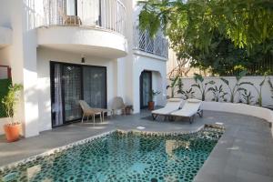 Bazén v ubytování Icon Beach Suites Hotel Sovalye Island nebo v jeho okolí