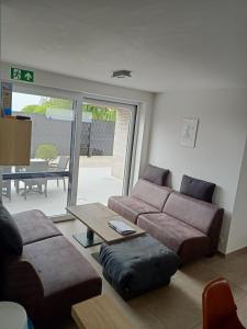 sala de estar con sofá y mesa en Het Logie Moment, en Langemark