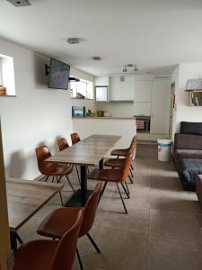 - une salle à manger avec une table, des chaises et un canapé dans l'établissement Het Logie Moment, à Langemark