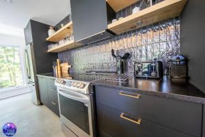 Kuchyň nebo kuchyňský kout v ubytování Chalet Forestria - SPA- Billard- Ski