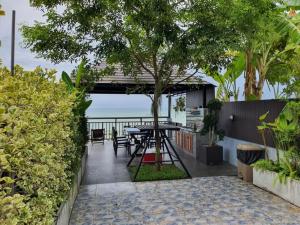 patio ze stołem i widokiem na ocean w obiekcie Grace Seaview บ้านพักส่วนตัว 3 ห้องนอน วิวทะเล หาดพลา w mieście Ban Phala