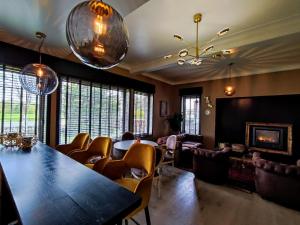ein Esszimmer mit einem großen Tisch und Stühlen in der Unterkunft Hotel Lepelbed in Gent