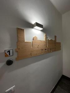 uma prateleira numa parede com um comboio nela em Bilo - Apartments for rent em Trento