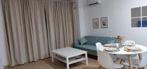 sala de estar con mesa y sofá en Apartamento en Canet Playa con Parking y WIFI, en Canet de Berenguer