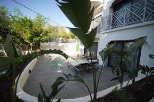 Bazén v ubytování Icon Beach Suites Hotel Sovalye Island nebo v jeho okolí