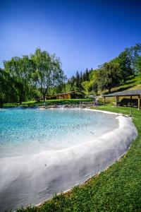 a pool of water next to a beach at Lebbiano Residence in Scandicci