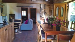 a kitchen and dining room with a table and chairs at Casa do Castiro in Palas de Rei