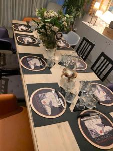 a long table with plates and glasses on it at Appartamento IL CUSCINO DELLA SUOCERA in Foiano della Chiana