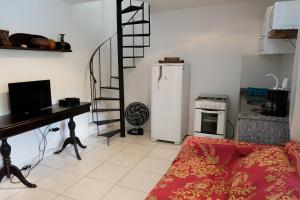uma sala de estar com um frigorífico e um fogão em Vila Ebert em Niterói