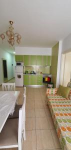 uma cozinha e sala de estar com uma cama e uma mesa em VIVA Golem 4 em Golem