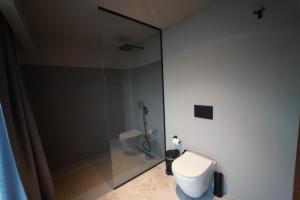 Koupelna v ubytování Icon Beach Suites Hotel Sovalye Island