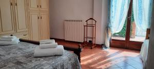 a bedroom with a bed with towels on it at Appartamento comodo per Lerici e 5 Terre in Piano di Follo