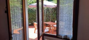 a view of a patio with a table and an umbrella at Appartamento comodo per Lerici e 5 Terre in Piano di Follo