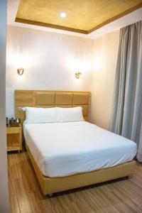 Un pat sau paturi într-o cameră la SAMI HOTEL