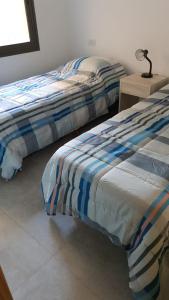 two beds sitting next to each other in a bedroom at S4 Hermoso departamento para conocer Mendoza in Godoy Cruz