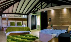Postel nebo postele na pokoji v ubytování Hotel Jade Spa + 37 fotografií