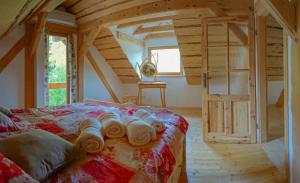 een slaapkamer met een bed met handdoeken erop bij Natur apartma Rudi in Begunje na Gorenjskem