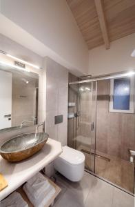 uma casa de banho com um lavatório, um WC e um chuveiro em Avraam Sunset Villas with Private Heated Pools by Imagine Lefkada em Kalamitsi