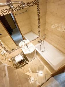 bagno con lavandino e specchio di APARTAMENT RELAX a Kowary