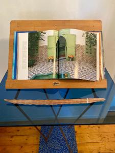 奧爾登堡的住宿－Kläve12 Guesthouse，坐在玻璃桌边的书