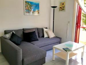 uma sala de estar com um sofá e uma mesa em Apartment with large pool em Limassol