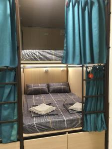 Palanda nebo palandy na pokoji v ubytování Bonvenon capsule Hostel