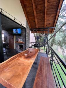 Un balcón o terraza en Cabañas San Marcos