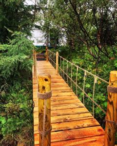 セールフォスにあるValhalla Yurts Freyaの森の中の木造遊歩道