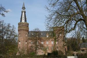 ein altes Schloss mit Turm drauf in der Unterkunft Ferienwohnung Peerenboomshof in Kranenburg