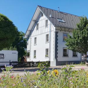 una casa blanca con techo negro en Apartment Kerbholz - zwischen Südschwarzwald und Schweiz, en Klettgau