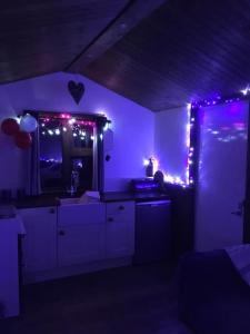 uma cozinha com luzes roxas num quarto em Croft B&B Accommodation With Hot Tub em Gamrie