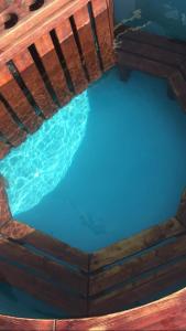 - une vue sur la piscine d'eau dans une boîte en bois dans l'établissement Croft B&B Accommodation With Hot Tub, à Gamrie