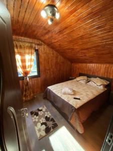 Tempat tidur dalam kamar di Casa Alex Alunisu
