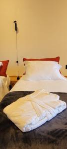 En eller flere senger på et rom på Hotel Pico 16