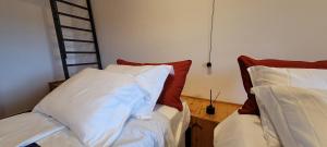 En eller flere senger på et rom på Hotel Pico 16