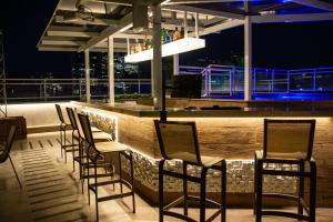 un groupe de chaises assises au bar la nuit dans l'établissement Casa Nova Hotel, à Rio de Janeiro