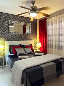 una camera con un grande letto e un ventilatore a soffitto di Elegant style 3-bedroom brand new apartment a San Miguel de Abona