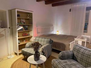 - une chambre avec un lit, deux chaises et une table dans l'établissement Kiskovász Pajta & Inn, à Nagytevel