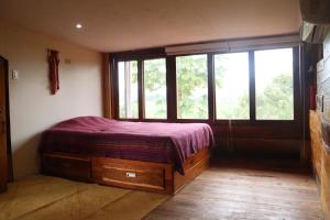 札馬的住宿－Diosa de la Montaña，一间卧室设有一张床和一个大窗户