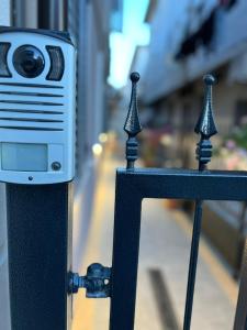 une clôture en métal noir munie d'une caméra. dans l'établissement Appartamento Melissa, à Porto SantʼElpidio