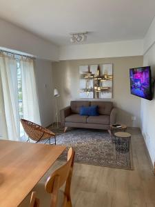 a living room with a couch and a table and chairs at Departamento Fabuloso 4 in Rosario
