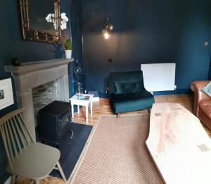 sala de estar con sofá y chimenea en 2 bed flat in Moray, near coast and Whisky Trail, en Keith