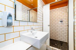 Koupelna v ubytování Hostel Carlota Braun